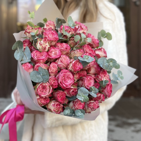 11 кустовых пионовидных роз Сансет мэджик 60 см с эвкалиптом